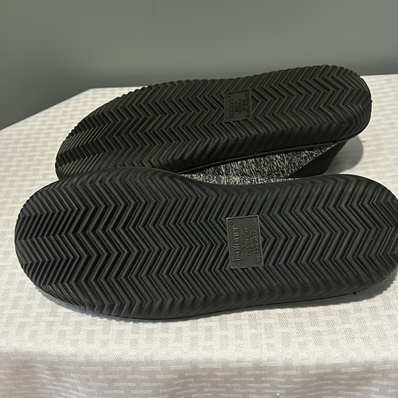 Men’s Isotoner knit slippers - Picture 4 of 5